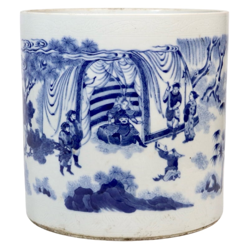 BLUE AND WHITE PORCELAIN PEN HOLDER WITH FIGURES AND STORIES: Height 21 cm, diameter 21 cm