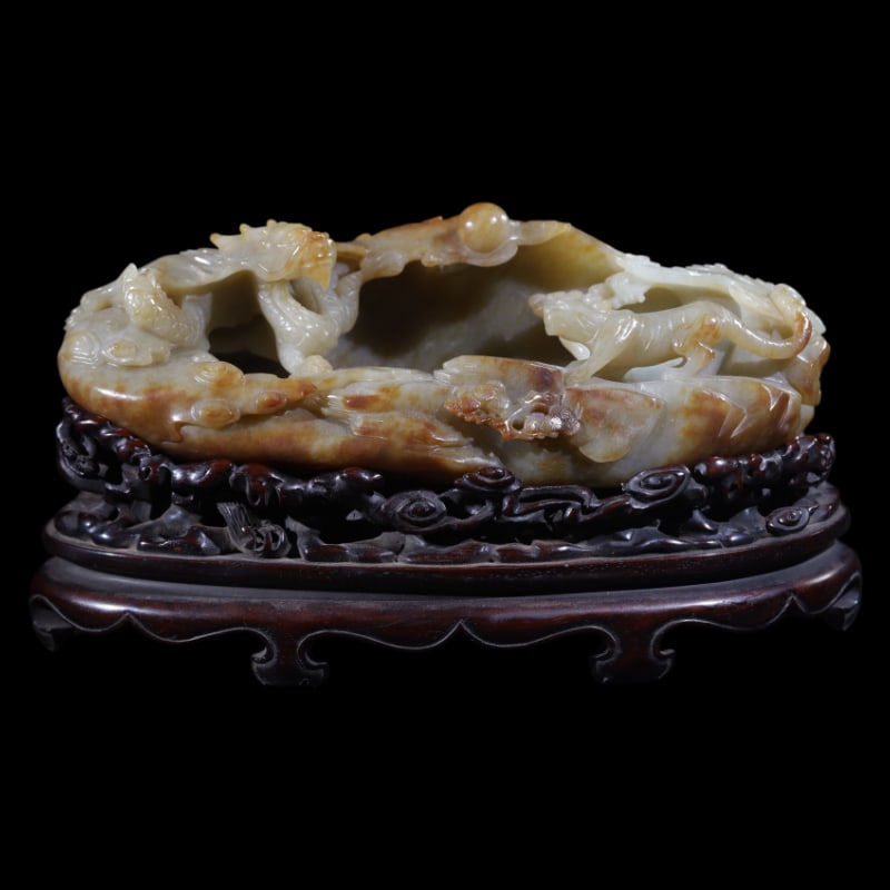 QING DYNASTY JADE WATER WASHER WITH HIGH-RELIEF DRAGON AND TIGER DESIGN: The jade piece measures 19.5 cm in length, 8.9 cm in belly thickness, and 6.78 cm in height, weighing 1030 grams. With its base, the total height is 11 cm, and the total weight is 1344 grams.