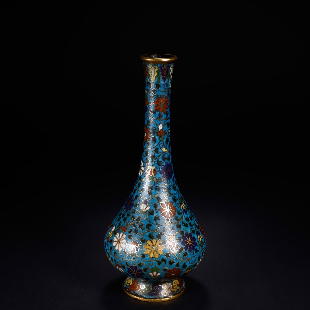 CLOISONNÉ LONG-NECKED VASE WITH INTERTWINED FLORAL PATTERN: It measures 8.5 cm in width, 19.8 cm in height, and weighs 589 grams.