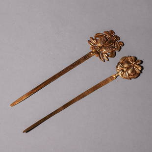 A PAIR OF GILT-BRONZE HAIR PINS.: A PAIR OF GILT-BRONZE HAIR PINS.