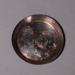 A FINELY CARVED SMALL SILVER DISH.: A FINELY CARVED SMALL SILVER DISH.