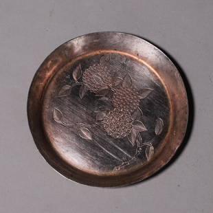 A FINELY CARVED SMALL SILVER DISH.: A FINELY CARVED SMALL SILVER DISH.