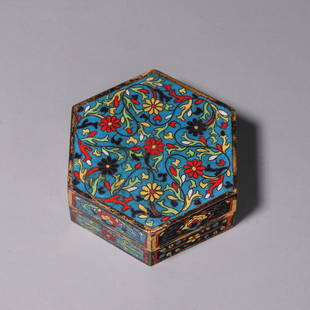 A CLOISONNE ENAMEL HEXAGONAL BOX AND COVER.: A CLOISONNE ENAMEL HEXAGONAL BOX AND COVER.