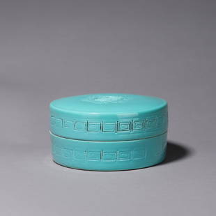 A BLUE-GLAZED PORCELAIN ROUND BOX AND COVER.: A BLUE-GLAZED PORCELAIN ROUND BOX AND COVER.