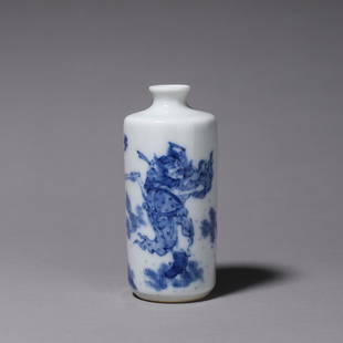 A BLUE & WHITE PORCELAIN SNUFF BOTTLE.: A BLUE & WHITE PORCELAIN SNUFF BOTTLE.