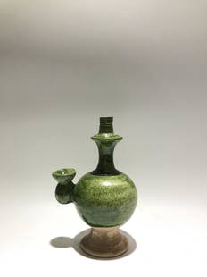 A SANCAI-GLAZED WATER SPRINKLER.: A SANCAI-GLAZED WATER SPRINKLER.