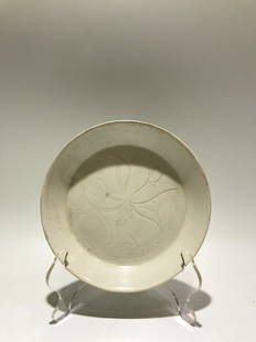 A FINELY INCISED WHITE-GLAZED PORCELAIN DISH. NORTHERN SONG.: A FINELY INCISED WHITE-GLAZED PORCELAIN DISH. NORTHERN SONG.