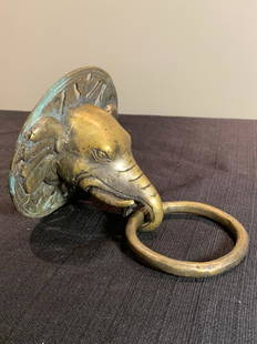 Tibetan Bronze Door Handle shaped as an Elephant head: Tibetan Bronze Door Handle shaped as an Elephant Head in good condition diameter: 13 cm