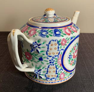 early 19th century .Antique Chinese Teapot family rose from the: Antique Chinese Teapot family rose from the early 19th century in good condition height: 14 cm