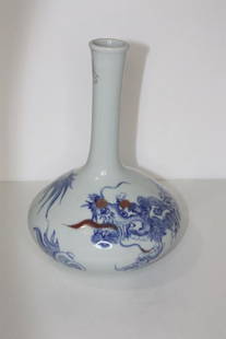 19 TH CHINESE LARGE BLUE & WHITE PORCELAIN VASE .: CHINESE LARGE BLUE & WHITE PORCELAIN VASE SIZE 30 HIGH 20 CM BASE