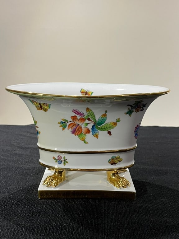 Herend porcelain flowers bowl in good condition: Herend porcelain flowers bowl in good condition.High : 15 cm Width: 23 cm..FOR condition report please contact E-mail :(antiquesyorkville@gmail.com ) phone:(+647-671-4495) Thanks Yorkville