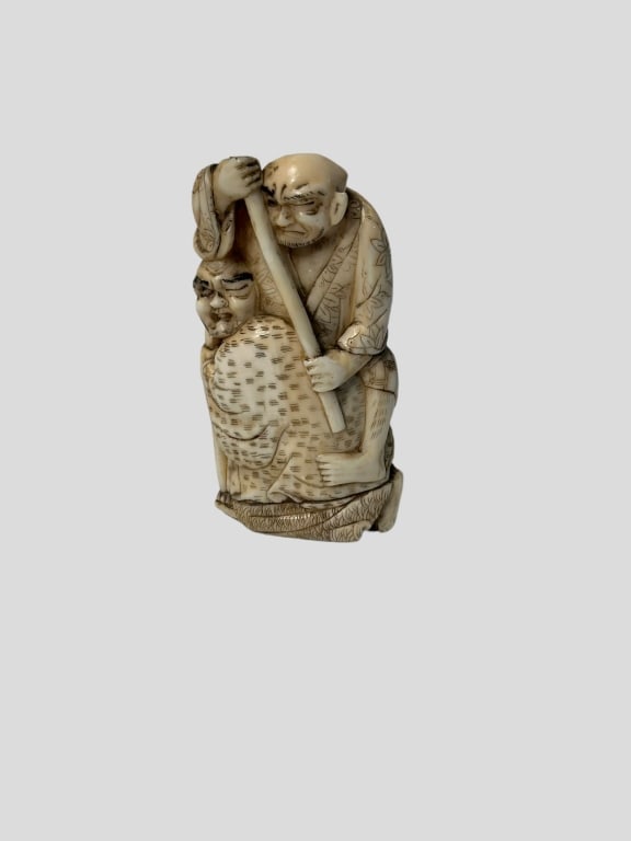 19 th Japanese Highly Detailed Hand Crafted Netsuke: 19 th Japanese Highly Detailed Hand Crafted Netsuke . For condition report and any Question please contact us E-mail :(antiquesyorkville@gmail.com ) phone:(+1-647-671-4495) Thanks Yorkville Auction Ap
