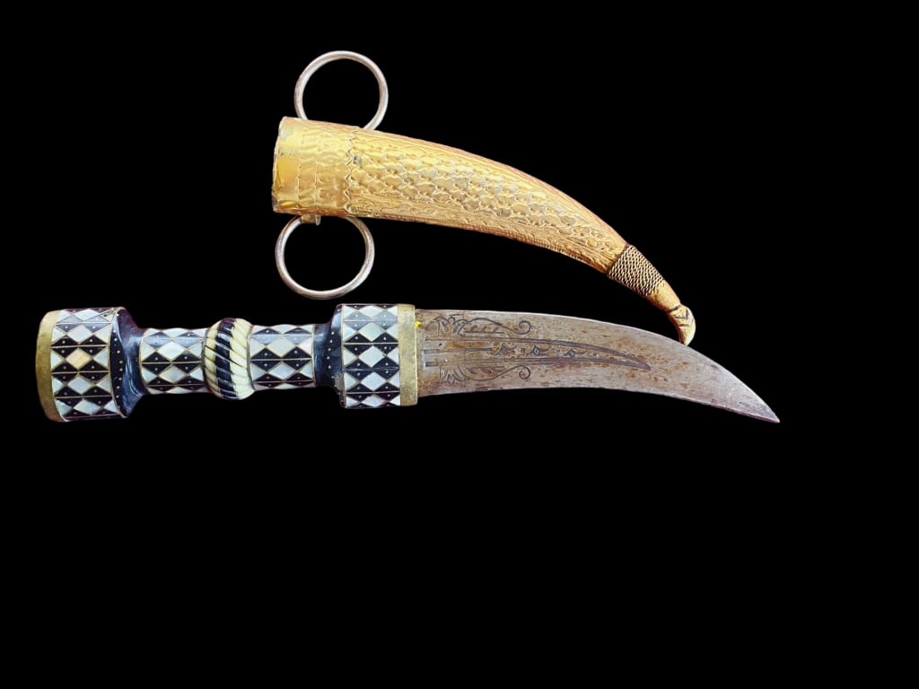 A SYRIAN MAGDALI DAGGER HAND MADE 19 TH A SYRIAN MAGDALI DAGGER HAND MADE 19 TH .For condition (1 of 6)