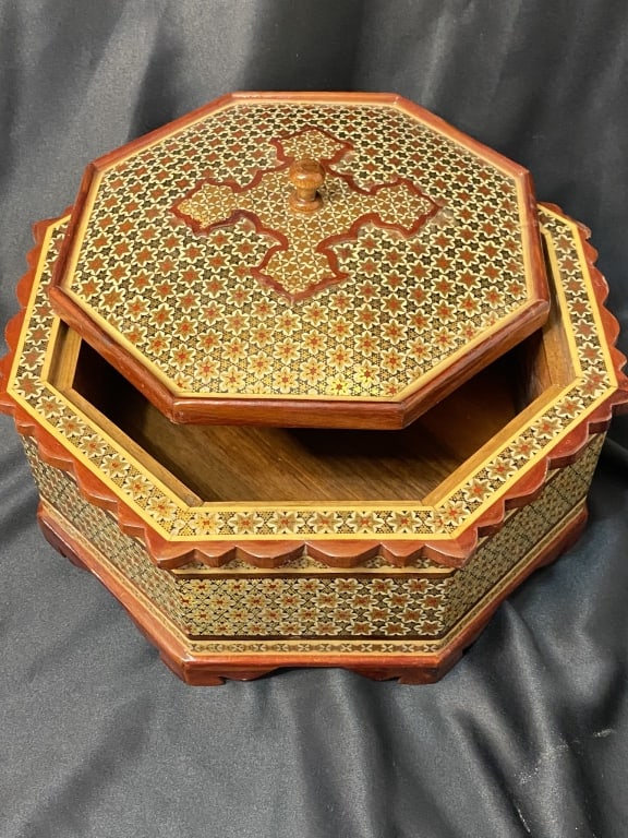 NICE HAND MADE JELWERY BOX PERSAIN IRAN NICE HAND MADE JELWERY BOX PERSAIN IRAN SIZE 23 CM HIGH 9: NICE HAND MADE JELWERY BOX PERSAIN IRAN SIZE 23 CM HIGH 9 CM For condition report please contact E-mail :(antiquesyorkville@gmail.com ) phone:(+647-671-4495) Thanks Yorkville Auction .
