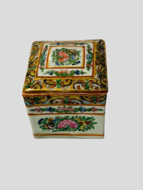 19 th Chinese famille rose candy case famille rose 19 th Chinese famille rose candy case famille: 19 th Chinese famille rose candy case famille rose candy case . For condition report please contact E-mail :(antiquesyorkville@gmail.com ) phone:(+647-671-4495) Thanks Yorkville Auction .you can check