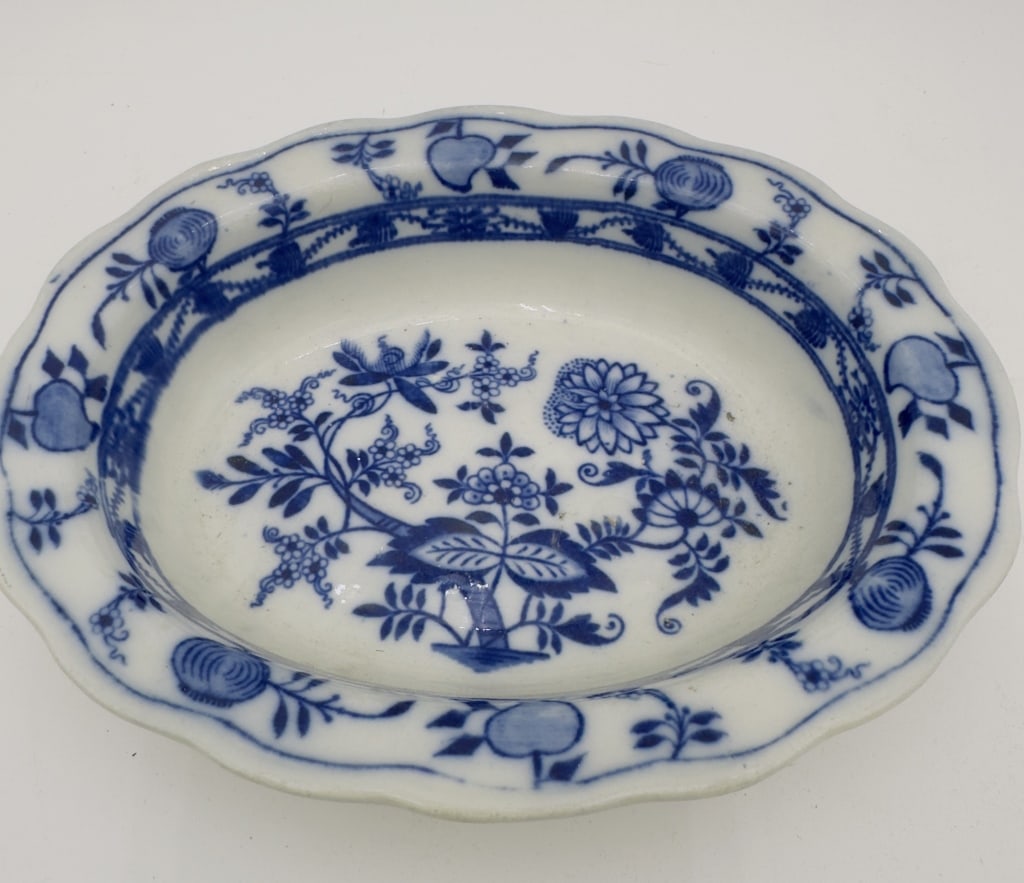 Meissen blue and white blue onion: Meissen blue and white blue onion dish For condition report please contact E-mail :(antiquesyorkville@gmail.com ) phone:(+647-671-4495) Thanks Yorkville Auction