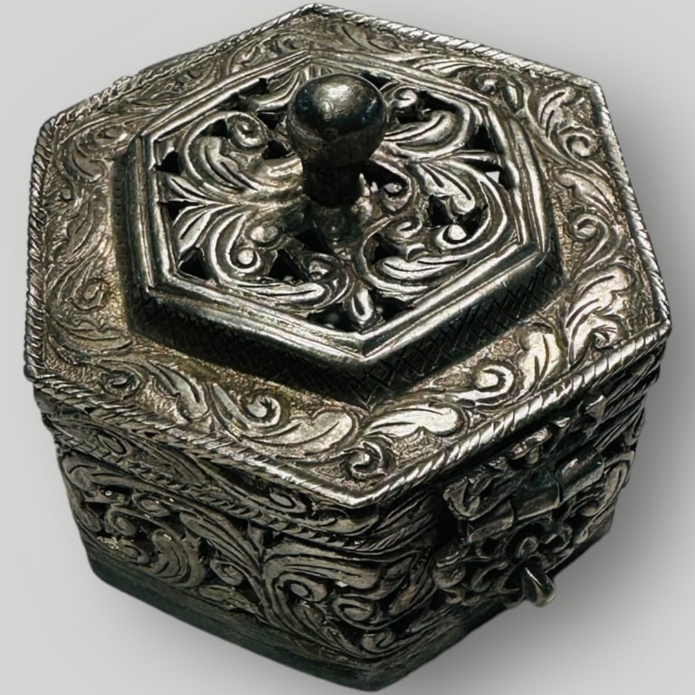 silver box fligree with hand craft design silver box fligree with hand craft design For: silver box fligree with hand craft design For condition report please contact E-mail :(antiquesyorkville@gmail.com ) phone:(+647-671-4495) Thanks Yorkville Auction .