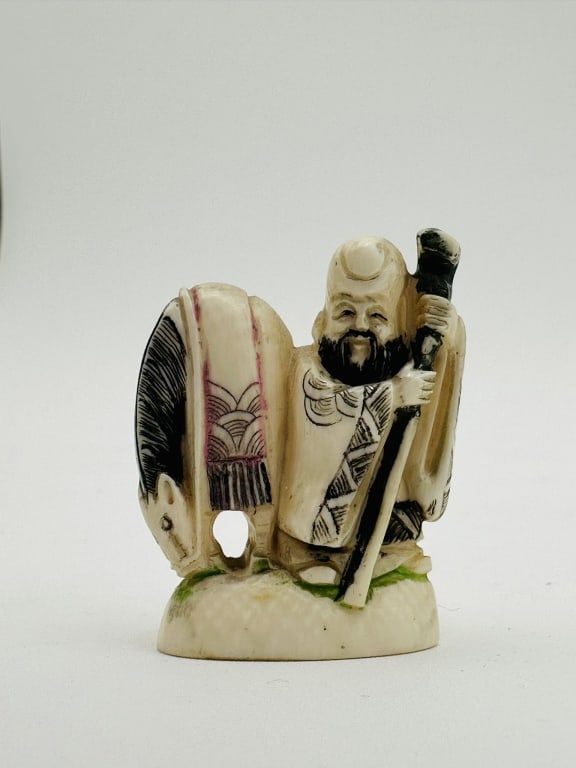 19 th Chinese japan Netsuke hard carved elephant tusk: 19 th Chinese japan Netsuke hard carved .For condition report please contact E-mail :(antiquesyorkville@gmail.com ) phone:(+647-671-4495) Thanks Yorkville Auction