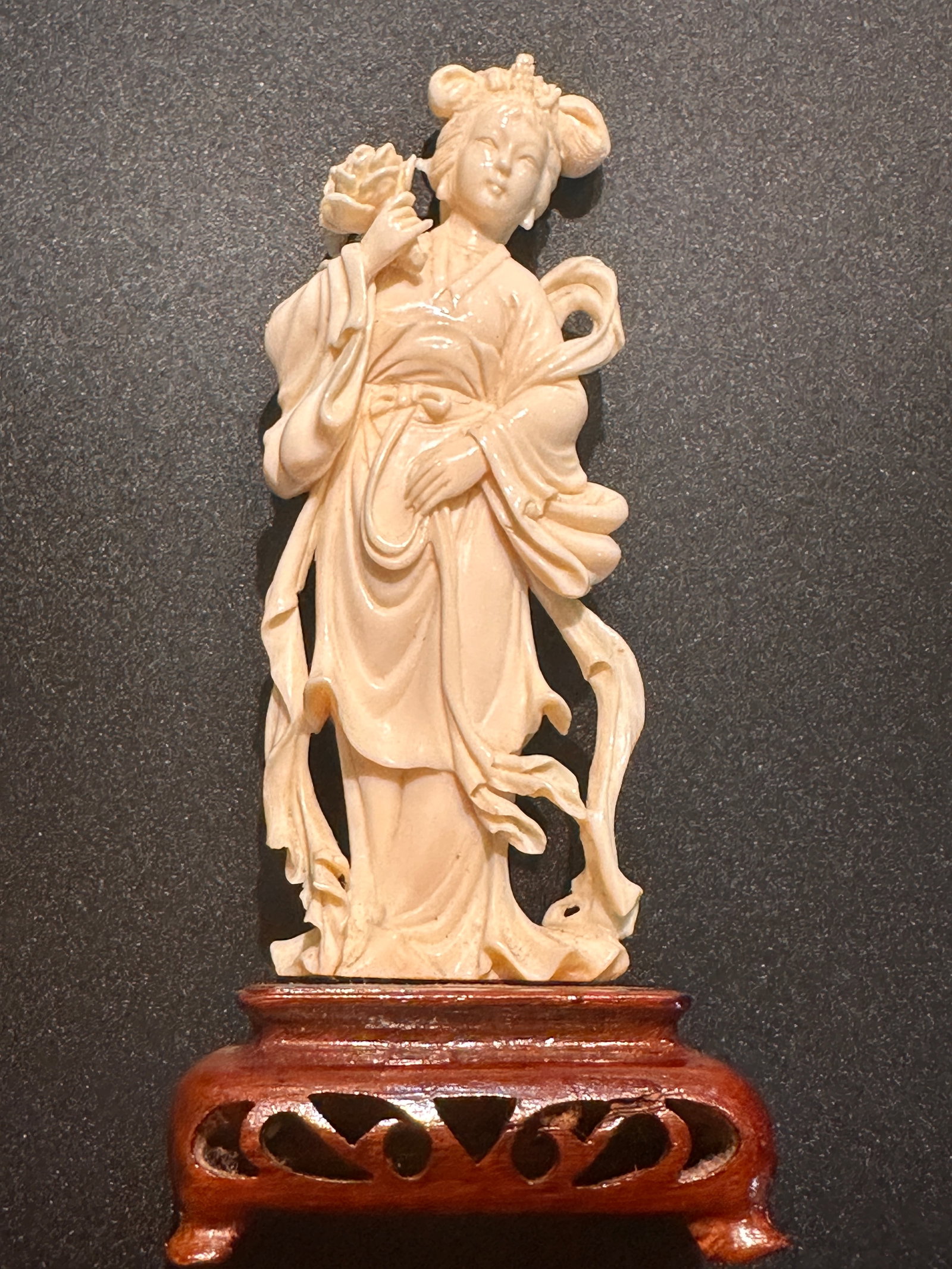 19 th chinese hard carve elephant tusk women with flower: 19 th chinese hard carve elephant tusk women with flower .For condition report please contact E-mail :(antiquesyorkville@gmail.com ) phone:(+647-671-4495) Thanks Yorkville Auction