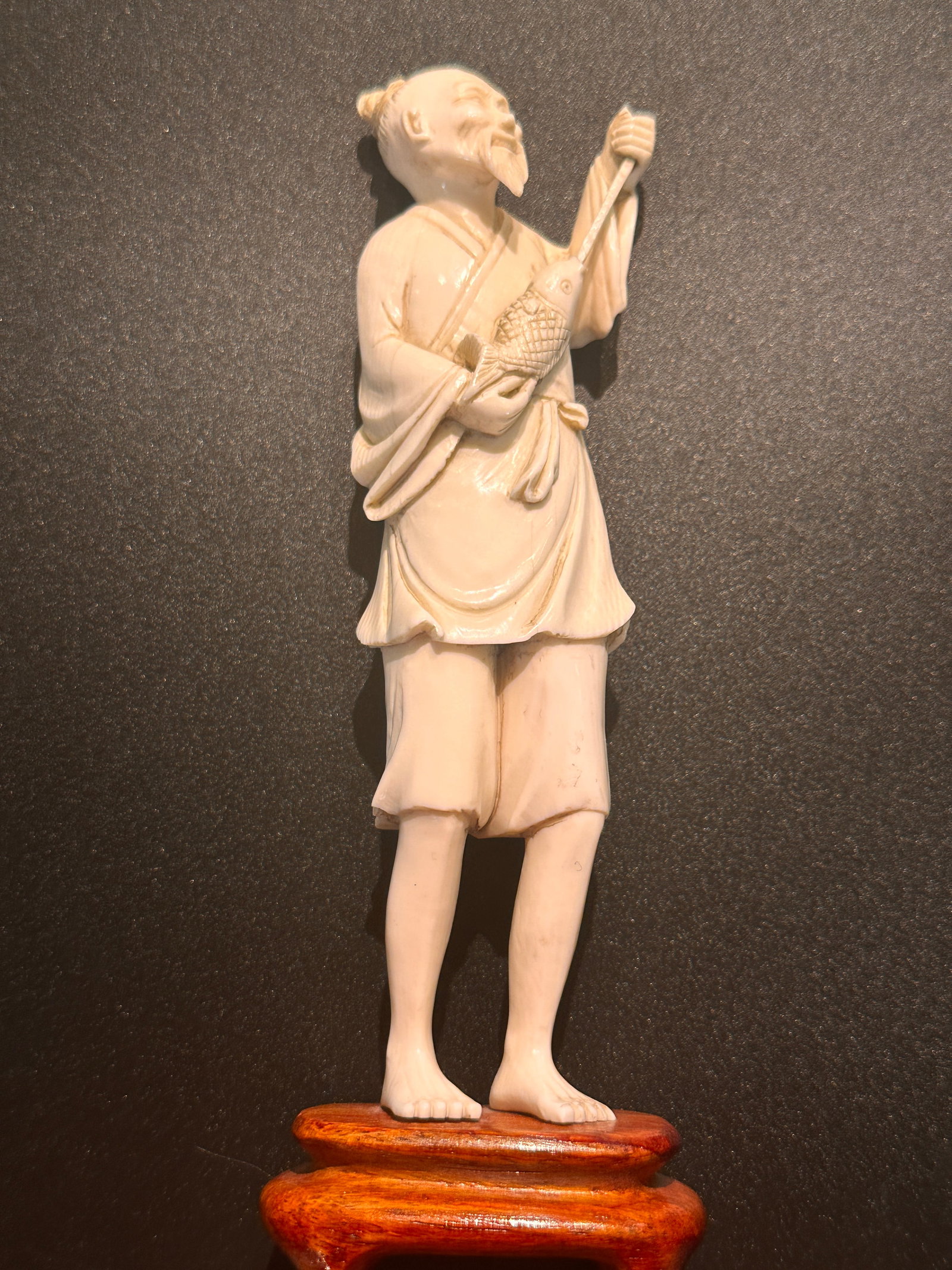 19 th chinese hard carve elephant tusk fish man: 19 th chinese hard carve elephant tusk fish man .For condition report please contact E-mail :(antiquesyorkville@gmail.com ) phone:(+647-671-4495) Thanks Yorkville Auction