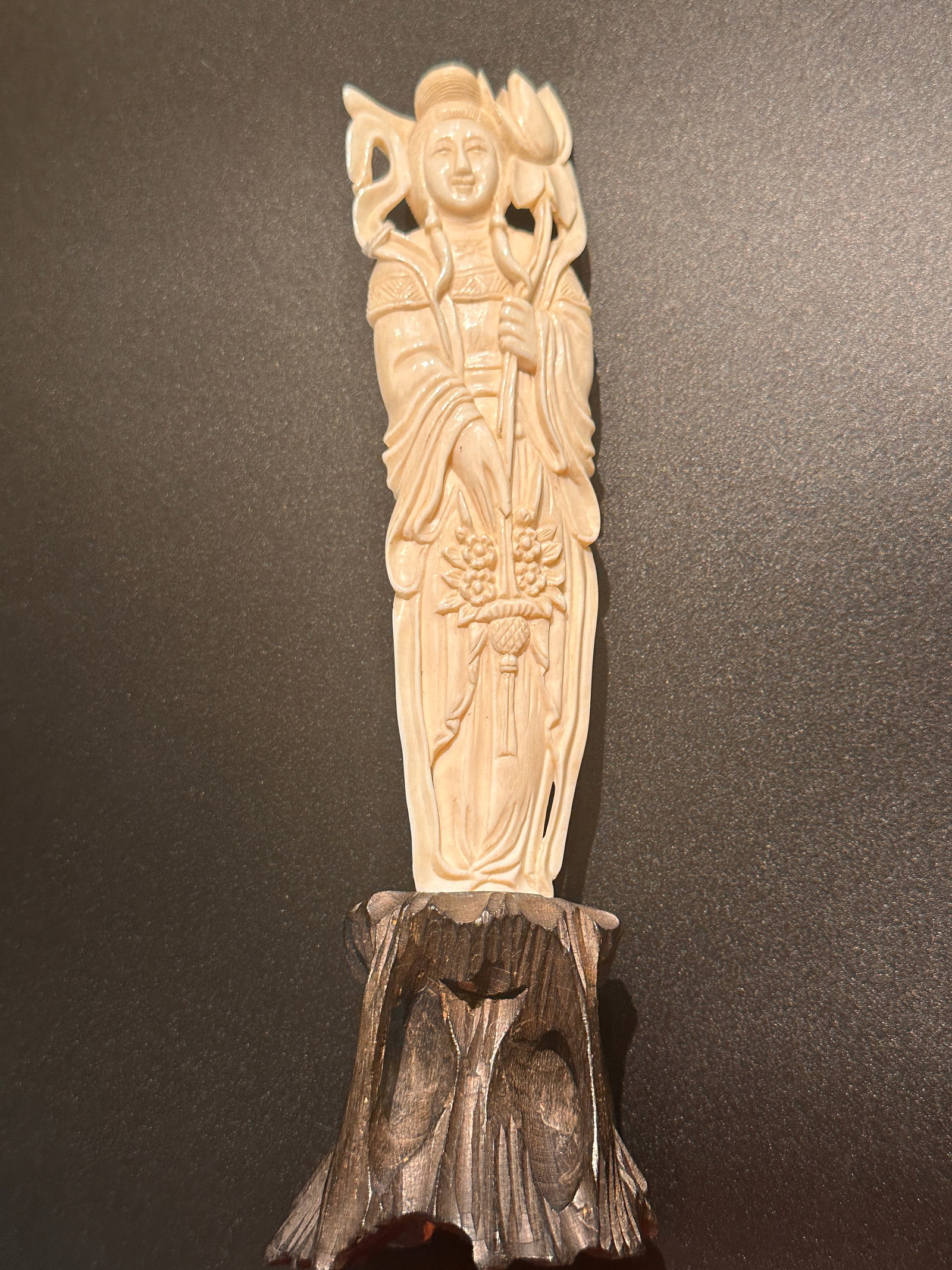 19 th chinese hard carve elephant tusk women caring flower basket: 19 th chinese hard carve elephant tusk women caring flower basket .For condition report please contact E-mail :(antiquesyorkville@gmail.com ) phone:(+647-671-4495) Thanks Yorkville Auction