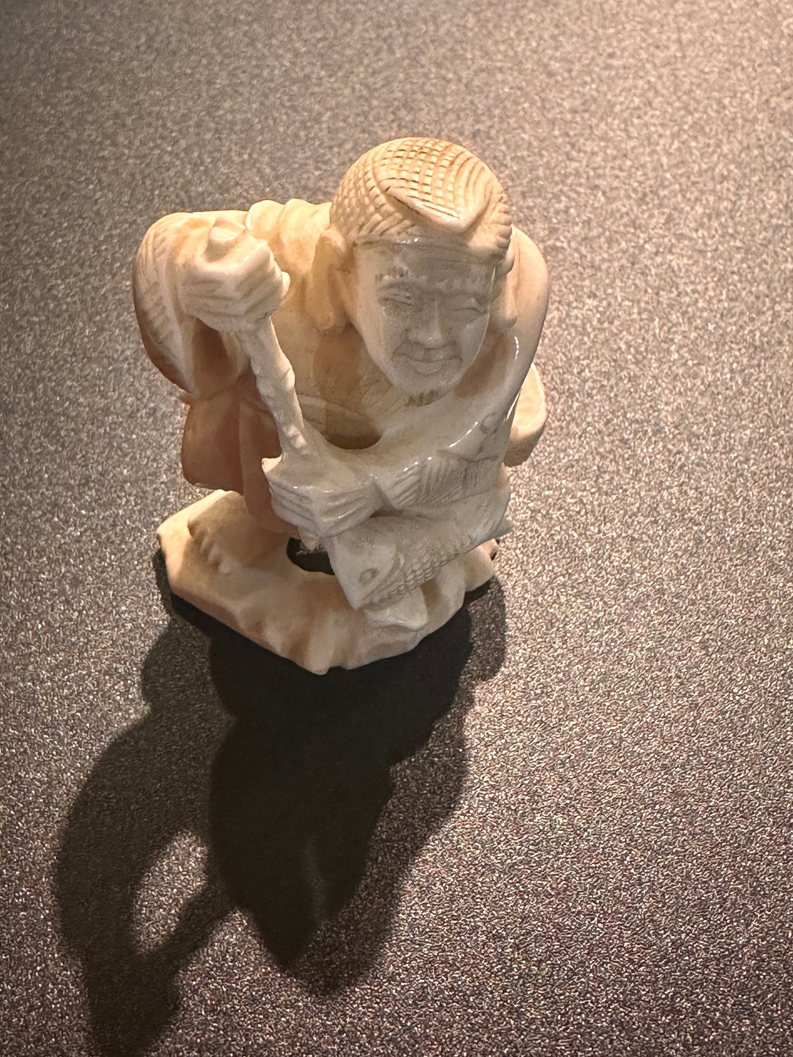19 th japan Netsuke hard carved elephant tusk: 19 th japan Netsuke hard carved elephant tusk provenance .private chess collector.For condition report please contact E-mail :(antiquesyorkville@gmail.com) phone:(+647-671-4495) Thank you Yorkville Au