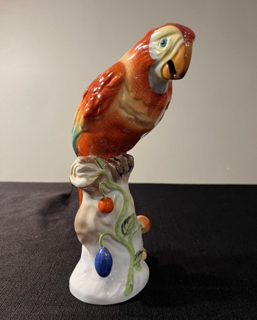 Herend porcelain parrot bird in good condition and blow mark in the bottom High : 25 cm: Herend porcelain parrot bird in good condition and blow mark in the bottom High : 25 cm.For condition report please contact E-mail :(antiquesyorkville@gmail.com ) phone:(+647-671-4495) Thank you Yorkv