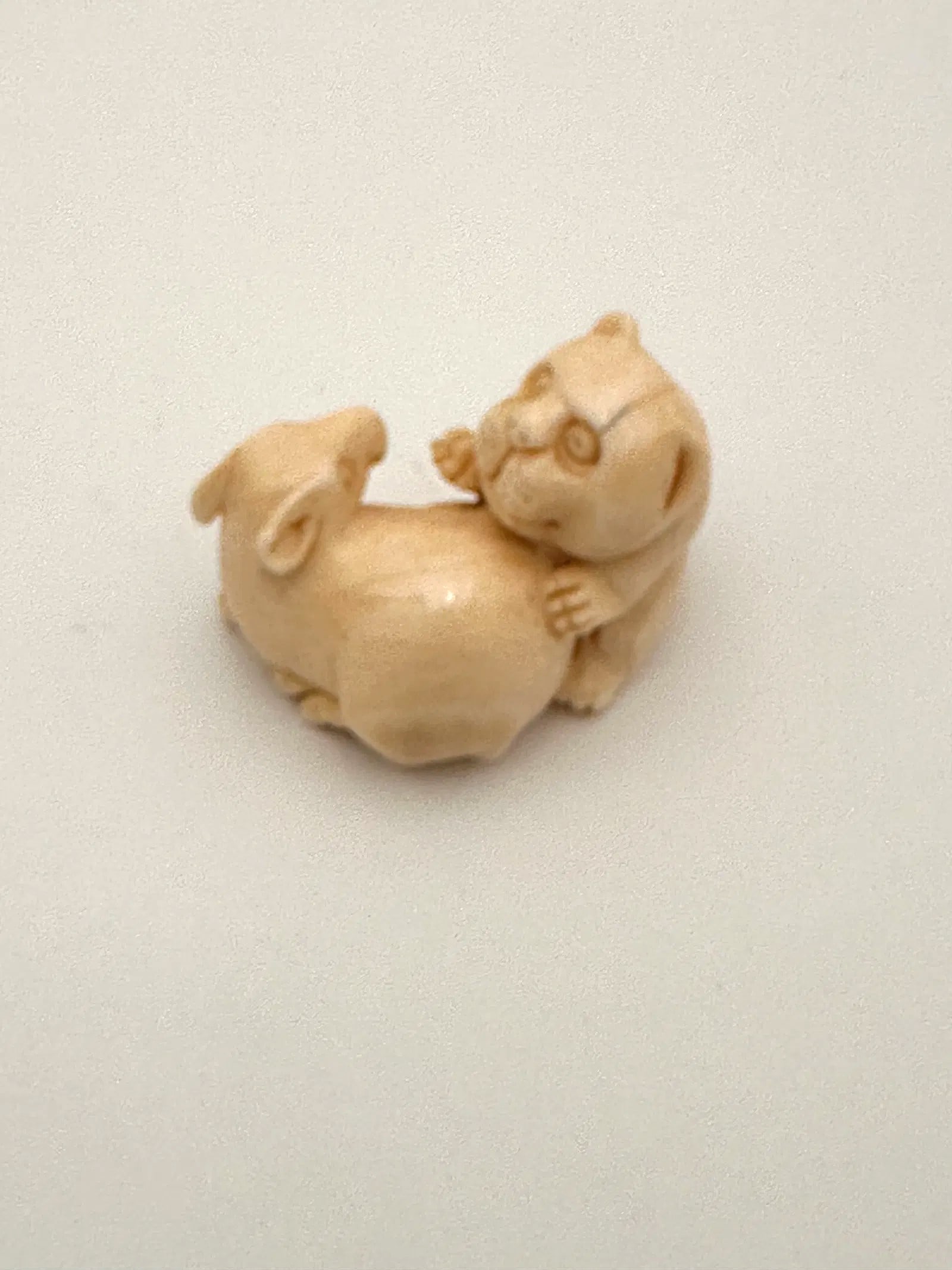 19 th netsuke japanese hard carving elephant tusk with and signature: 19 th netsuke japanese hard carving elephant tusk with and signature. For condition report please contact E-mail :(antiquesyorkville@gmail.com ) phone:(+647-671-4495) Thanks Yorkville Auction..