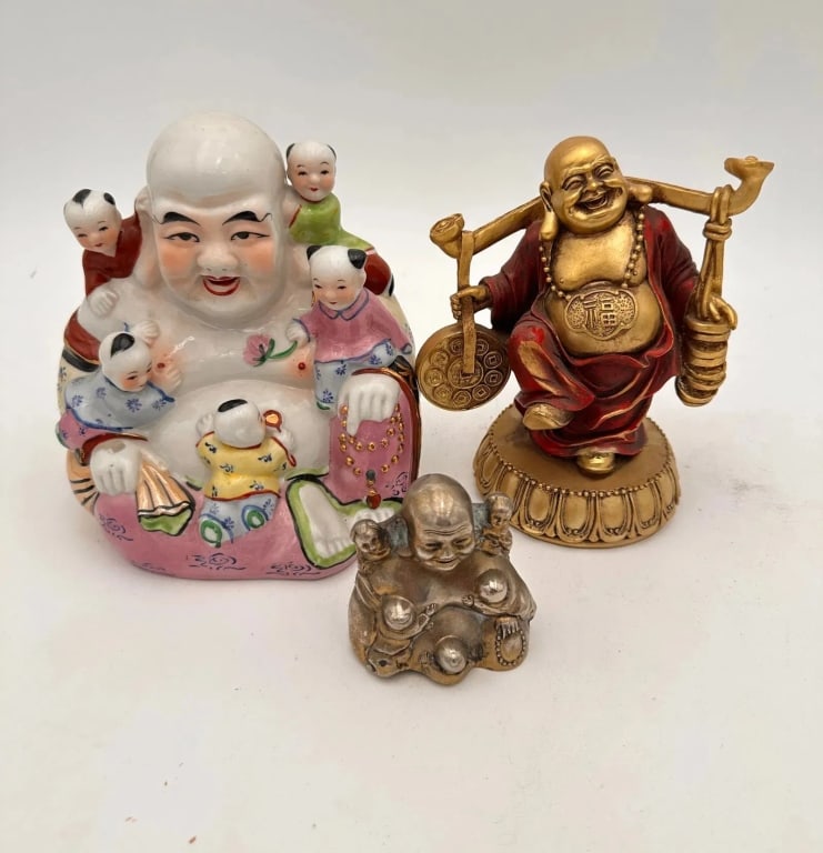 3 pieces of happy buddha porcelain: 3 pieces of happy buddha one of the porcelain .For condition report please contact E-mail :(antiquesyorkville@gmail.com ) phone:(+647-671-4495) Thank you Yorkville Auction Appraisals .Condition Report