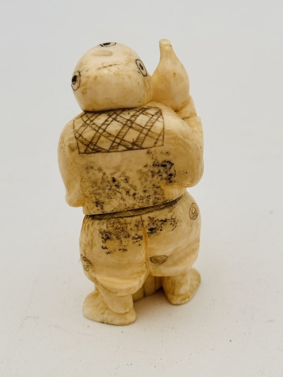 19 century Chinese japanese hard carving netsuke moving head made from elephant tusk H 5.5: 19 century Chinese hard carving netsuke made from elephant tusk H 5.5 CM . For condition report please contact E-mail :(antiquesyorkville@gmail.com ) phone:(+647-671-4495) Thanks Yorkville Auction