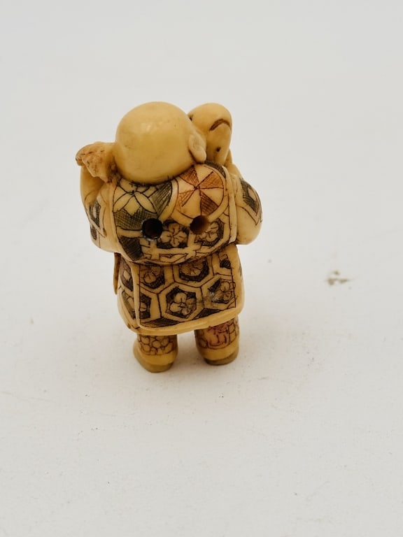19 century Chinese hard carving netsuke SIZE H 4.5 cm: 19 century Chinese hard carving netsuke made from elephant tusk SIZE H 4.5 CM .For condition report please contact E-mail :(antiquesyorkville@gmail.com ) phone:(+647-671-4495) Thank you Yorkville Auct