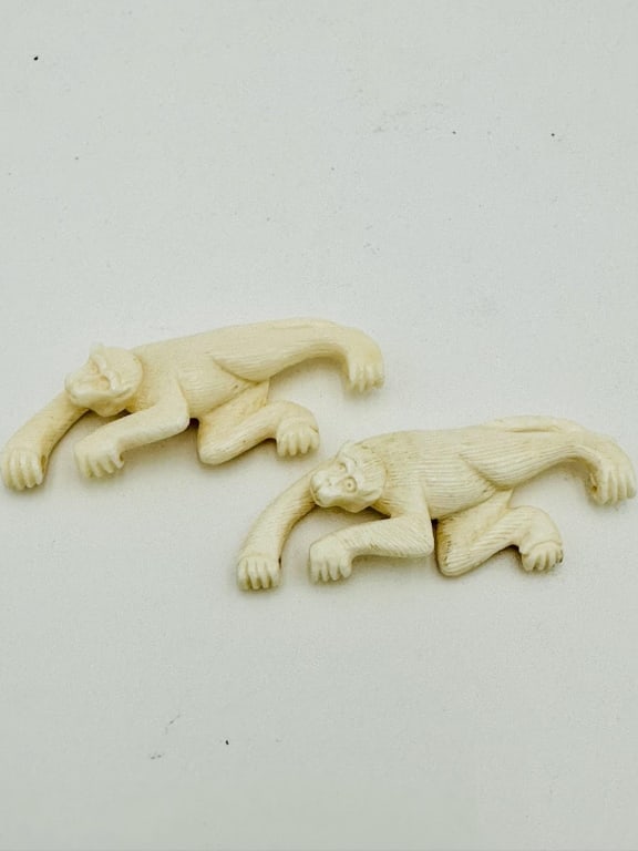 2 Chinese japan monkeys hard carved made from elephant tusk: 2 Chinese japan monkeys hard carved made from elephant tusk.For condition report please contact E-mail :(antiquesyorkville@gmail.com ) phone:(+647-671-4495) Thank you Yorkville Auction Appraisals .Con
