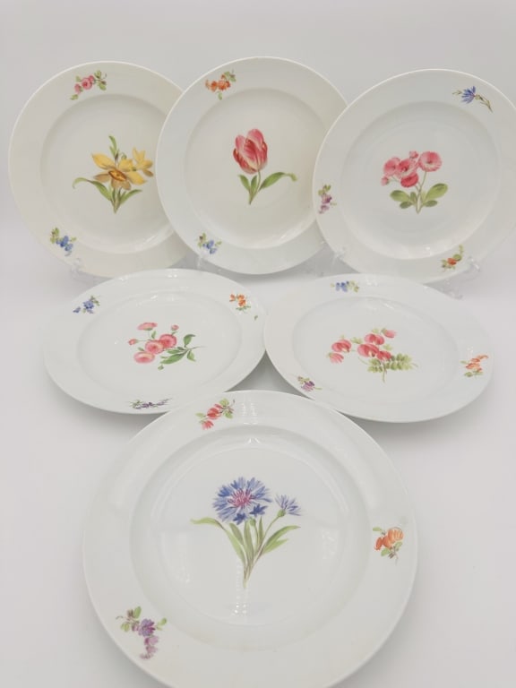 19 century meissen 9 pieces sword cross germany 19 century meissen 14 pieces sword cross germany: 19 century meissen 14 pieces sword cross germany dinner plates 24 cm . .For condition report please contact E-mail :(antiquesyorkville@gmail.com) phone:(+647-671-4495) Thanks Yorkville Auction for hig