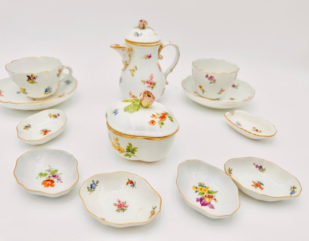 19 th group of meissen sword cross germany coffee pot: 19 th group of meissen sword cross germany 19 th group of meissen sword cross germany . For condition report please contact E-mail :(antiquesyorkville@gmail.com ) phone:(+647-671-4495) Thanks Yorkvill