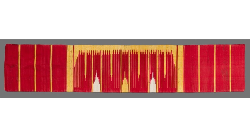 A LARGE RED AND GOLD 'ABAS SYRIA SYRIAN (MEN'S COATS) COUPON Abaya COUPON Embroidered with gold: A LARGE RED AND GOLD 'ABAS SYRIA SYRIAN (MEN'S C A LARGE RED AND GOLD 'ABAS SYRIA SYRIAN (MEN'S COATS) COUPON Abaya COUPON Embroidered with gold metallic threads, composed of large rectangular strips 