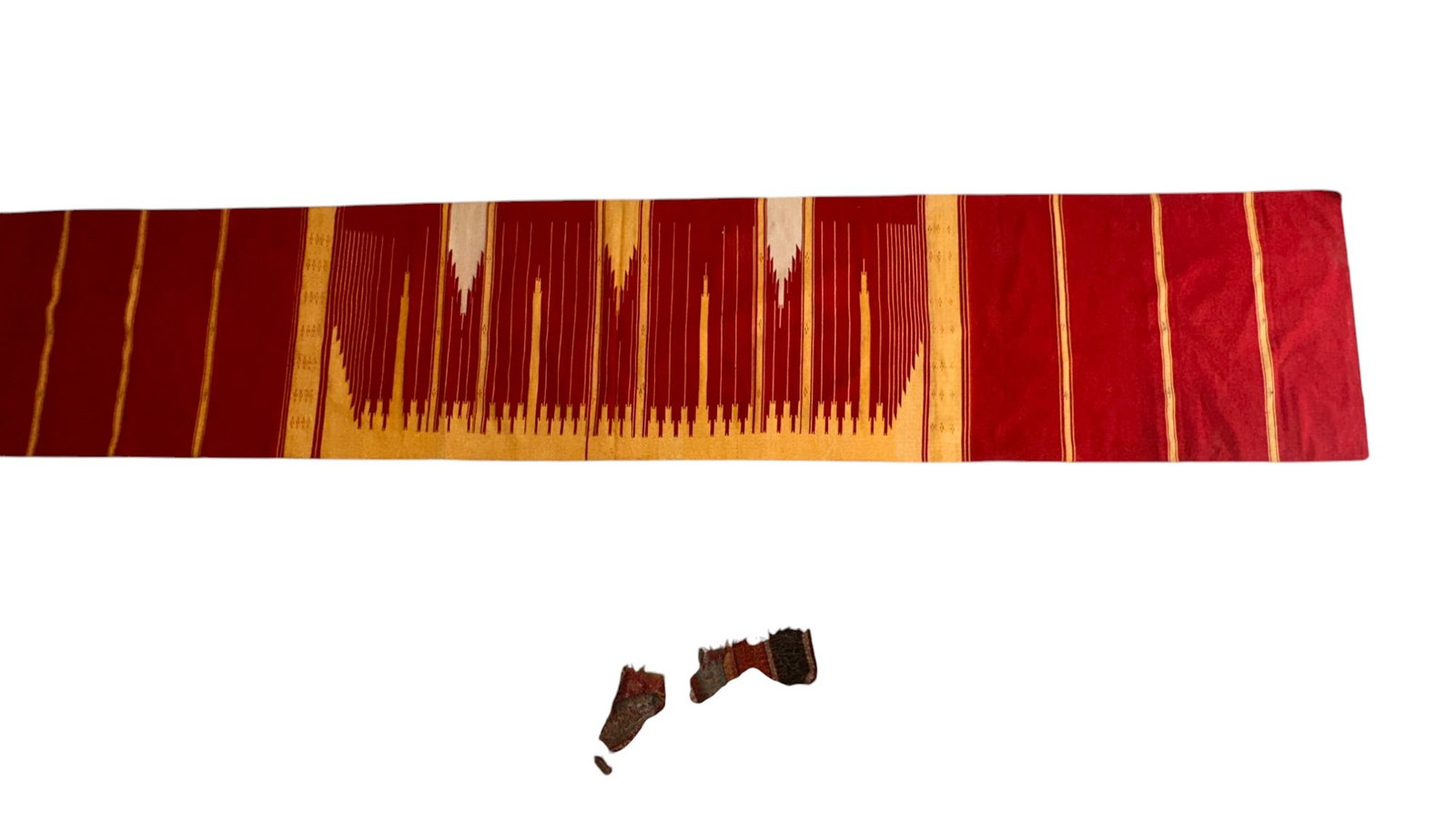 A LARGE RED AND GOLD 'ABAS SYRIA SYRIAN Length: 342 cm; Width: 67 cm: A LARGE RED AND GOLD 'ABAS SYRIA SYRIAN (MEN'S C A LARGE RED AND GOLD 'ABAS SYRIA SYRIAN. For condition report please contact E-mail :(antiquesyorkville@gmail.com ) phone:(+647-671-4495) Thanks Yorkvi