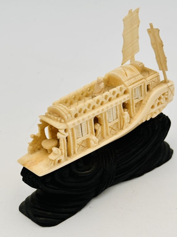 19 century Chinese hard carving boat W 10 CM: 19 century chinese hard carving boat 19 century Chinese hard carving boat W 10 CM . For condition report please contact E-mail :(antiquesyorkville@gmail.com ) phone:(+647-671-4495) Thanks Yorkville Au