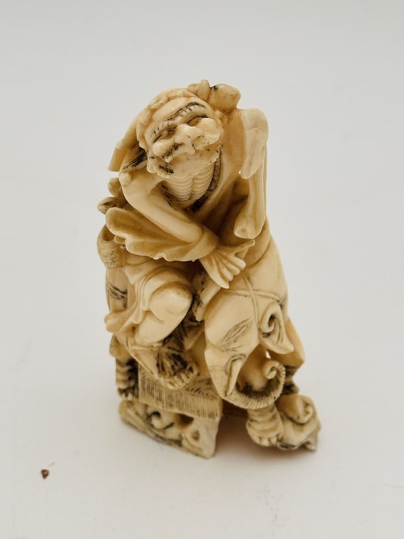 19 century Chinese hard carving H 4 CM .: 19 century Chinese hard carving 19 century Chinese hard carving H 4 CM . For condition report please contact E-mail :(antiquesyorkville@gmail.com ) phone:(+647-671-4495) Thanks Yorkville Auction