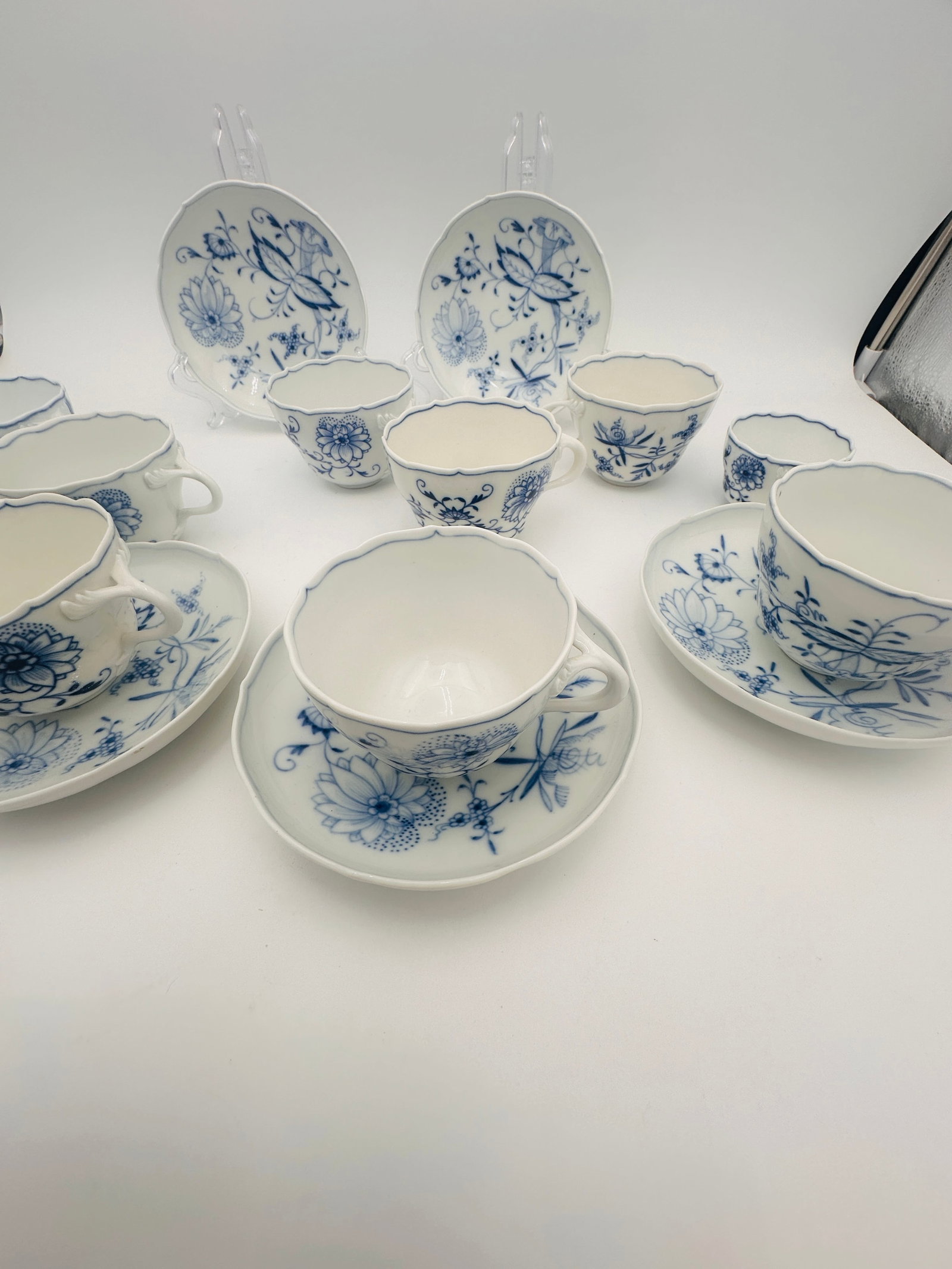 14 pieces meissen A Collection of Cups and Saucers blue onion: 14 pieces Meissen A Collection of Cups and Saucers 12 pieces meissen A Collection of Cups and Saucers blue onion . For condition report please contact E-mail :(antiquesyorkville@gmail.com ) phone:(+64