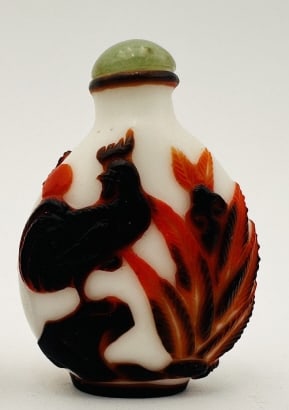 fine example of a Chinese overlay glass snuff bottle: This is a fine example of a Chinese overlay glass snuff bottle, likely dating from the late Qing dynasty to early Republic period (late 19th to early 20th century).Description Antique Chinese Overlay 