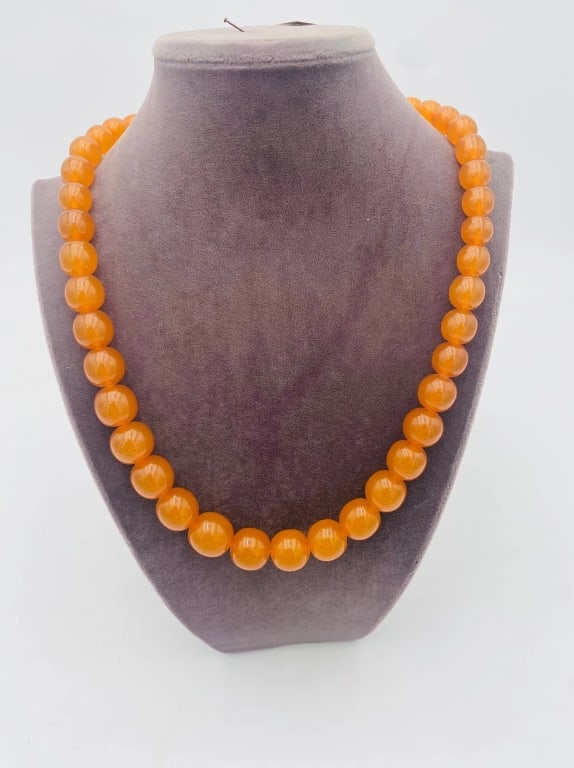 20TH CENTURY EUROPEAN CARVED HONEY AMBER 20TH CENTURY EUROPEAN CARVED HONEY AMBER NECKLACE LENGTH (1 of 3)