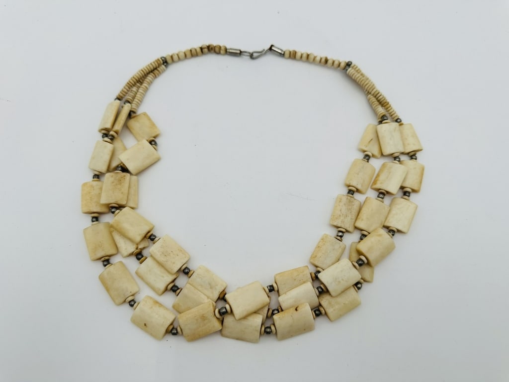 19 th bone necklace hard carving 19 th bone necklace hard carving tall 60cm .For condition report: 19 th bone necklace hard carving tall 60cm .For condition report please contact E-mail :(antiquesyorkville@gmail.com ) phone:(+647-671-4495) Thanks Yorkville Auction