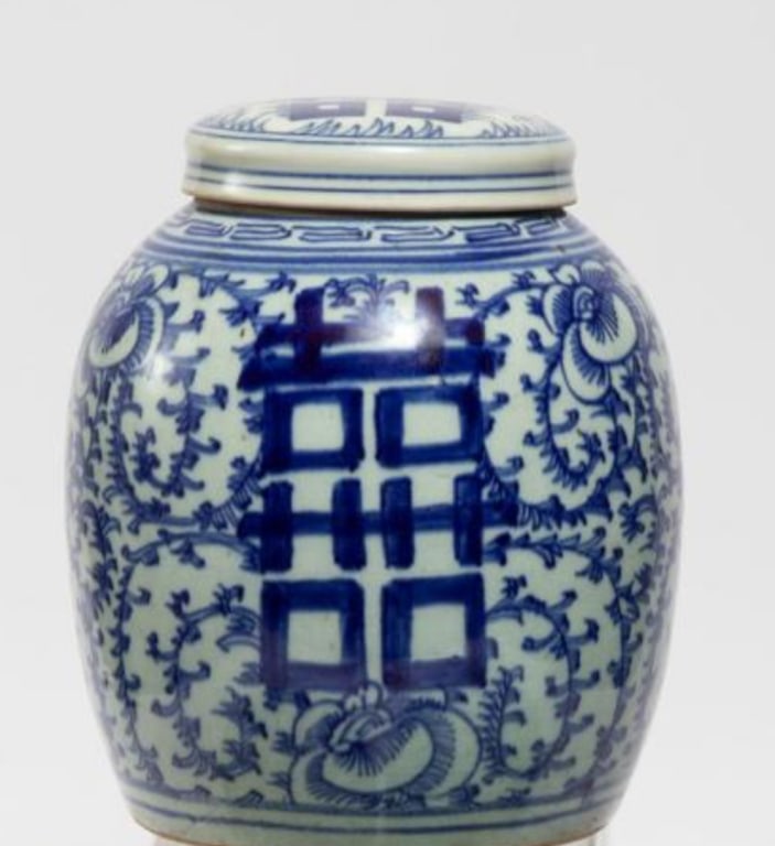 Qing Dynasty , 19th Blue and White Ginger Jar A rounded blue and white porcelain jar with cover, (1 of 3)