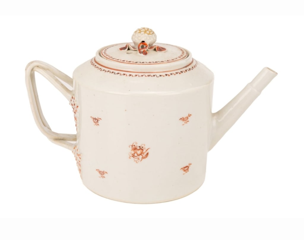 Chinese Export Porcelain Teapot, 18th Century Chinese Export Porcelain Teapot, 18th Century A rare (1 of 4)
