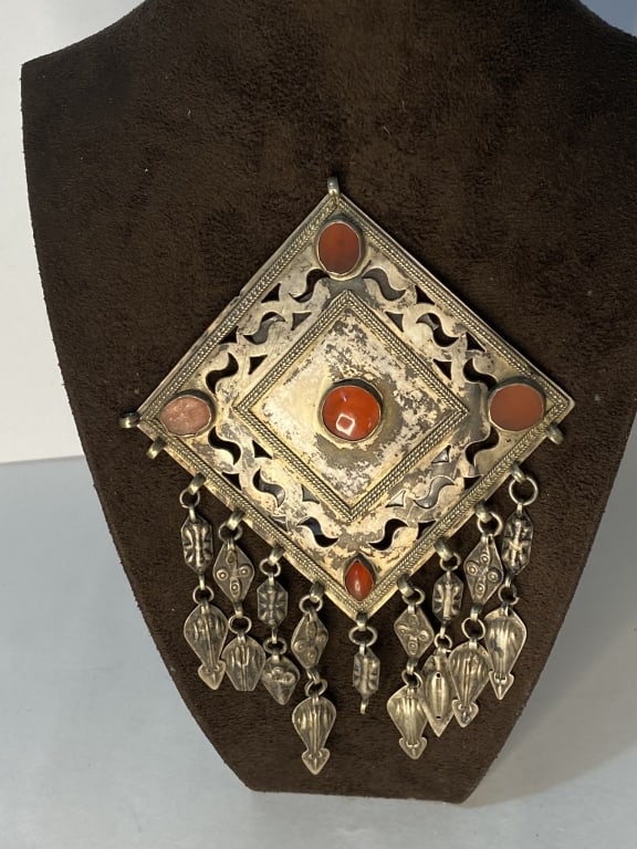 Turkmenistan, Late19th century, partially silver Turkmenistan, Latye 19th century, partially: Turkmenistan, Latye 19th century, partially silvered / carnelian / glass / mussels, diamond-shaped silver plates with filigree wire decoration, gold inlaidation and carnelian trimmin For condition rep