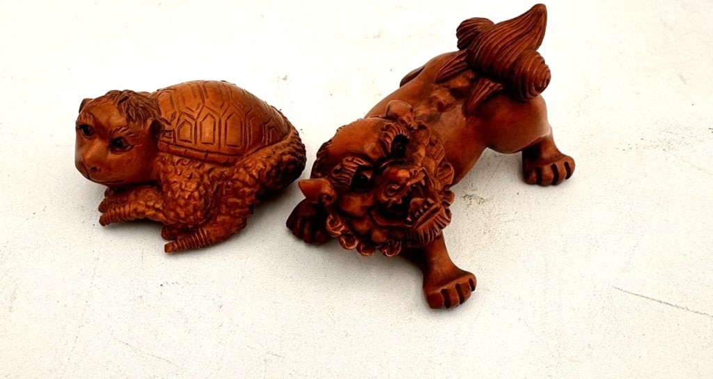 19th Netsuke shishi guardian lion-dog & Two Japanese Carved Wood Netsuke, Meiji/Taisho Period (late (1 of 5)