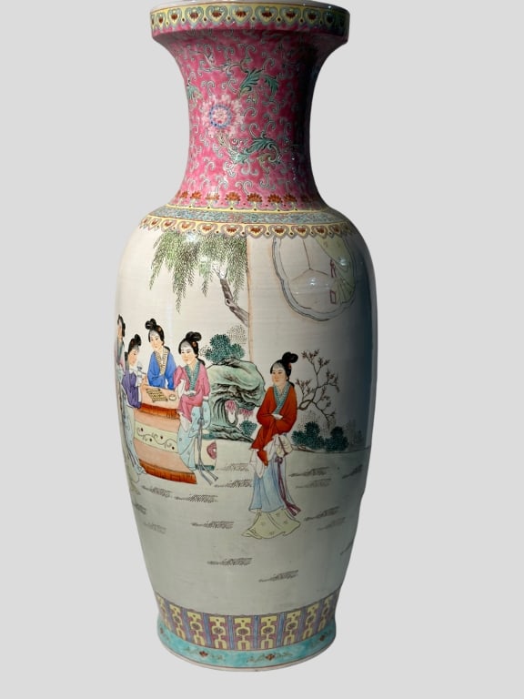 Large PORCALIN CHINESE famille A tall and finely hand-painted famille rose porcelain vase depicting (1 of 8)