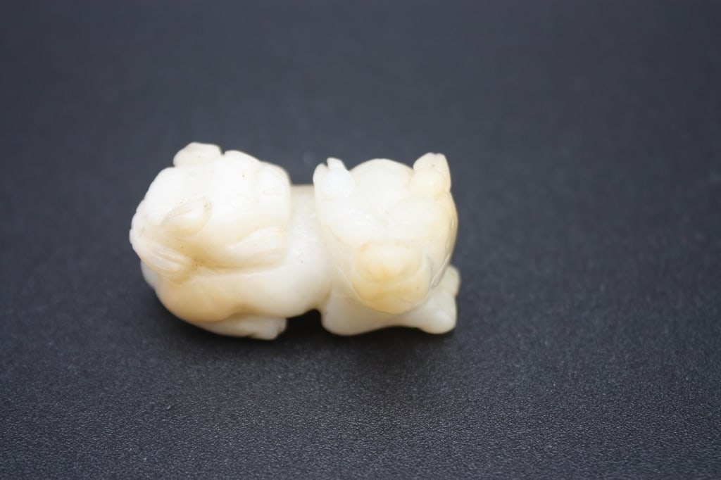 Chinese White Jade Carving of Twin FrogsA finely carved Chinese white jade ornament featuring a: Chinese White Jade Carving of Twin FrogsA finely carved Chinese white jade ornament featuring a pair of conjoined frogs, symbolizing abundance, harmony, and good fortune. The compact form showcases sm