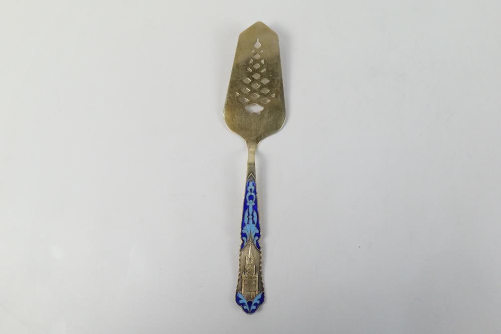Russian Silver Gilt and Enamel Cake Server ? Early 20th CenturyA finely crafted Russian: Russian Silver Gilt and Enamel Cake Server ? Early 20th CenturyA finely crafted Russian silver-gilt cake server featuring vibrant champlev? enamel in shades of blue, turquoise, and black, with intrica