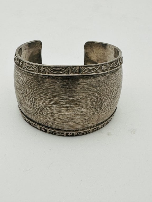 20 th silver bracelet indian WIDTH 6 CM For condition report please contact E-mail: 20 th silver bracelet indian WIDTH 6 CM For condition report please contact E-mail :(antiquesyorkville@gmail.com ) phone:(+647-671-4495) Thanks Yorkville Auction
